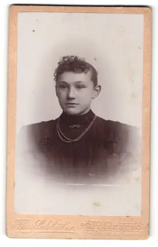 Fotografie Th. Schlüter, Pinneberg, Frau im Kleid mit Perlenkette