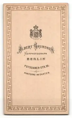 Fotografie Albert Grundner, Berlin, Mann im Anzug mit krausem Vollbart und Fliege