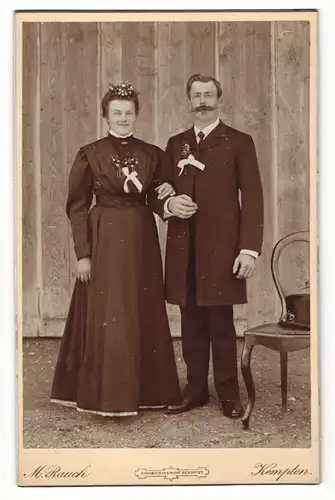 Fotografie M. Rauch, Kempten, Portrait bürgerliches Paar in hübscher Hochzeitskleidung