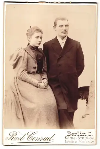 Fotografie Rud. Conrad, Berlin-C, Portrait bürgerliches Paar in eleganter Kleidung