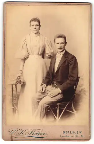 Fotografie W. K. Böhme, Berlin-SW, Portrait bürgerliches Paar in eleganter Kleidung