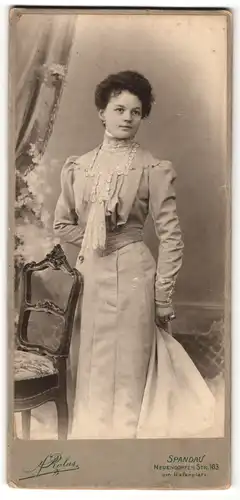 Fotografie F. Rolus, Berlin-Spandau, Portrait junge Dame im eleganten Kleid mit Ohrringen