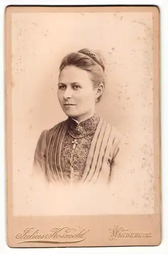 Fotografie Julius Kosmehl, Magdeburg, Portrait Dame mit Halskette & Kreuz-Anhänger, Brosche