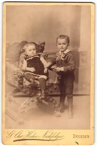 Fotografie G. Chr. Hahn Nachfolger, Dresden, Portrait kleiner Junge und kleines Mädchen in hübscher Kleidung