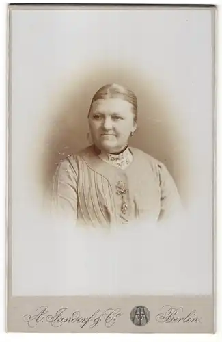 Fotografie A. Jandorf & Co., Berlin, Portrait bürgerliche Dame mit zurückgebundenem Haar u. Ohrringen