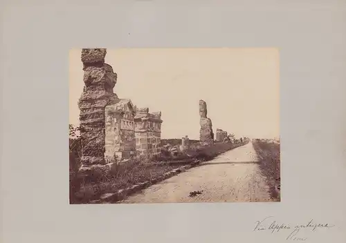 Fotografie Fotograf unbekannt, Ansicht Rom, Via Appia antiqua, Ruinen neben der antiken Strasse, Grossformat 42 x 31cm