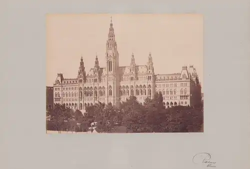 Fotografie Fotograf unbekannt, Ansicht Wien, Rathaus - Gesamtansicht, Grossformat 42 x 31cm