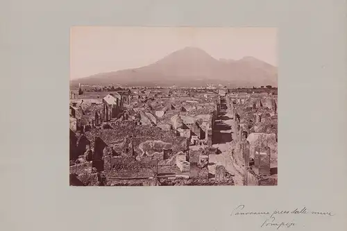 Fotografie Fotograf unbekannt, Ansicht Pompeji, Panorama der antiken Ruinenstadt, Grossformat 42 x 31cm