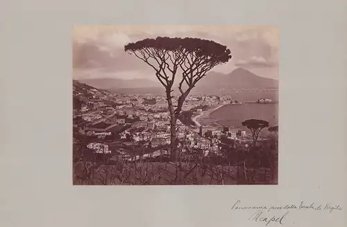 Fotografie Fotograf unbekannt, Ansicht Neapel, Panorama mit Vesuv, Grossformat 42 x 31cm