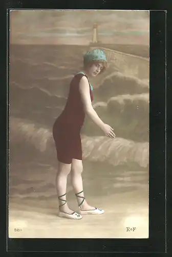 AK Dame im Badeanzug mit Badekappe am Strand