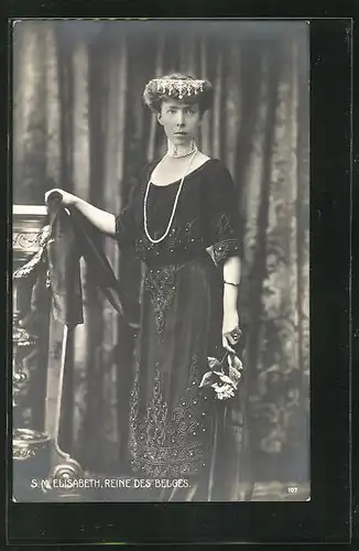 AK S.M. Elisabeth, Reine des Belges, Königin von Belgien in dunkel besticktem Kleid mit Haarschmuck