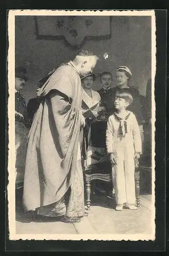 AK Le Cardinal Van Roey et le Prince Baudouin, Prinz von Belgien in Matrosenanzug mit Kardinal