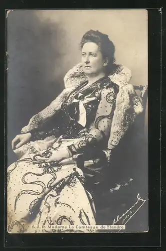 AK Madame la Comtesse de Flandre, Gräfin von Belgien in besticktem Kleid