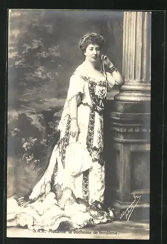AK Madame la Duchesse de Vendome von Belgien in reichbesticktem Kleid mit langer Schleppe