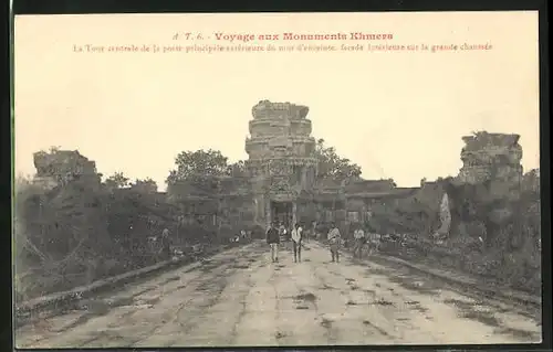 AK Angkor-Vat, La Tour centrale de la porte principale exterieure du mur d`enceinte
