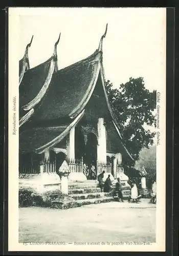 AK Luang-Prabang, Bonzes sortant de la pagode Vat-Xien-Ton