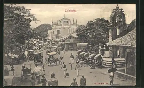 AK Colombo, Blick auf geschäftige Strasse mit Händler, Rikschas und Häuser