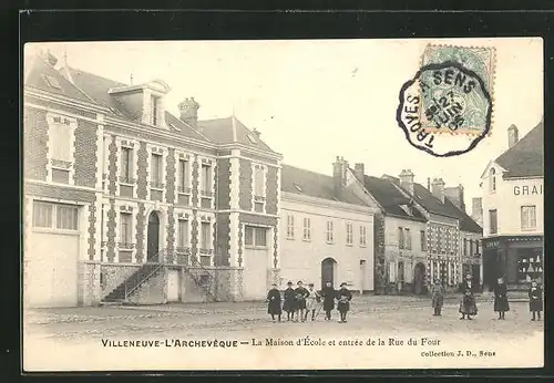 AK Villeneuve-l`Archeveque, La Maison d`Ecole et entree de la Rue du Four