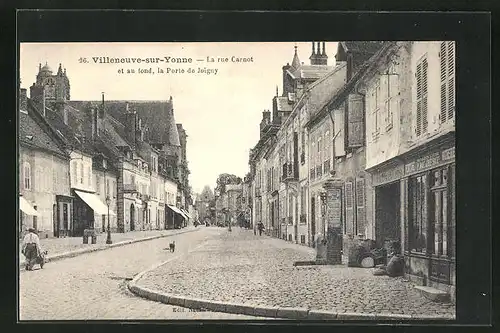 AK Villeneuve-sur-Yonne, La rue Carnot et au fond, la Porte de Joigny