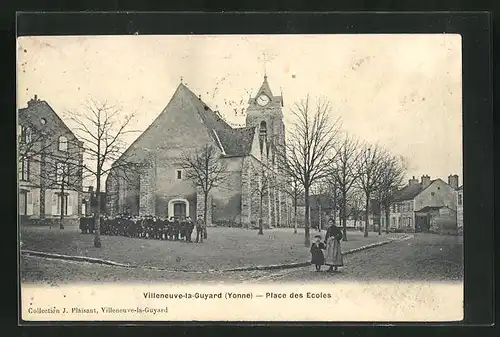 AK Villeneuve-la-Guyard, Place des Ecoles