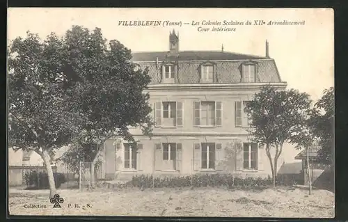 AK Villeblevin, Les Colonies Scolaires du XII e Arrondissement, Cour interieure