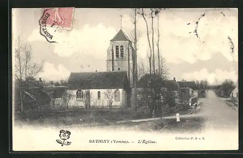 AK Savigny, L`Eglise mit Häusern an Strasse