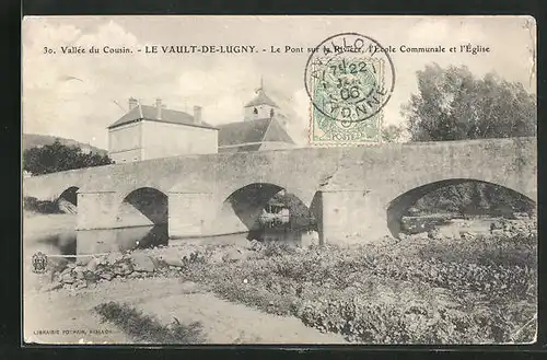 AK Le Vault-de-Lugny, Le Pont sur la Rivière , l` Ècole Communale et l` Eglise