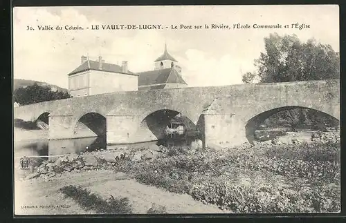 AK Le Vault-de-Lugny, Le Pont sur la Rivière , l` Ècole Communale et l` Eglise