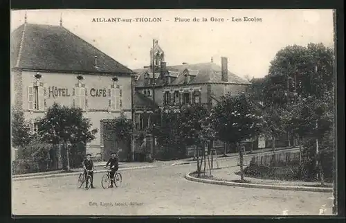 AK Aillant-sur-Tholon, Place de la Gare, Les Ecoles