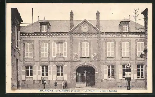 AK Thorigny-sur-Oreuse, La Mairie et Groupe Scolaire