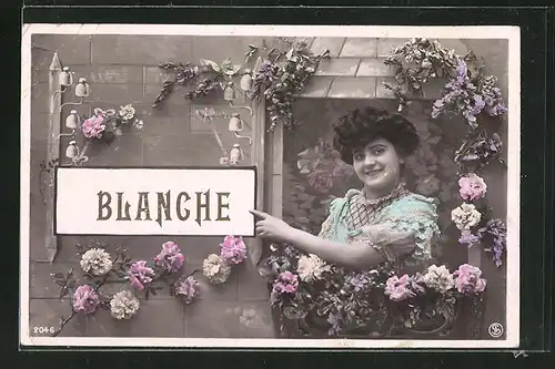 AK Namenstag, Blanche, Frau schaut aus Fenster mit Blumen und weist auf Namenszug