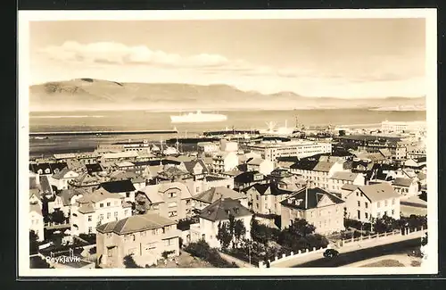 AK Reykjavik, Teilansicht der Stadt mit Blick aufs Meer