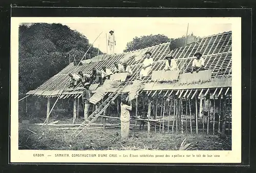 AK Samkitam construction d'une case, les Eleves catechistes posent des pailles sur le toit de leur case