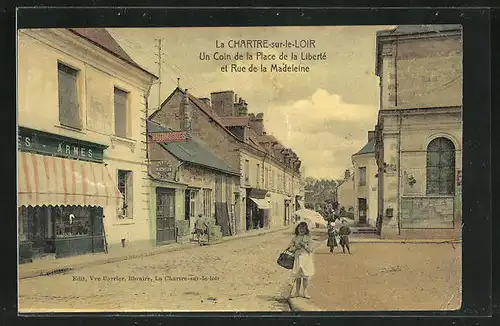 AK La Chartre-sur-le-Loir, Un Coin de la Place de la Liberté et Rue de la Madeleine