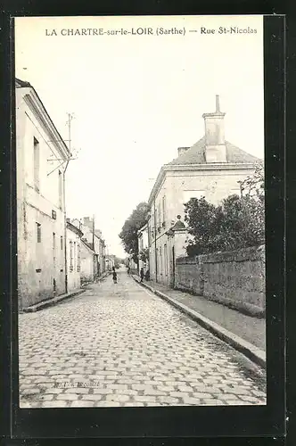 AK La Chartre-sur-le-Loir, Rue St-Nicolas, Strassenpartie