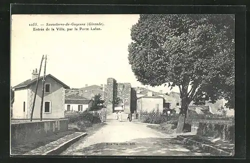 AK Sauveterre-de-Guyenne, Entree de la Ville, par la Porte Lafon