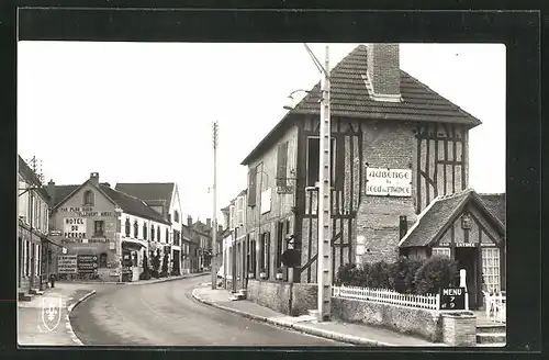 AK La Ferte-Saint-Aubin, Les Hotels et la Grande Rue