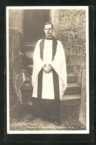 AK Reverend G. P. Bassett Kerry, M. A., Geistlicher vor den Stufen seiner Kirche