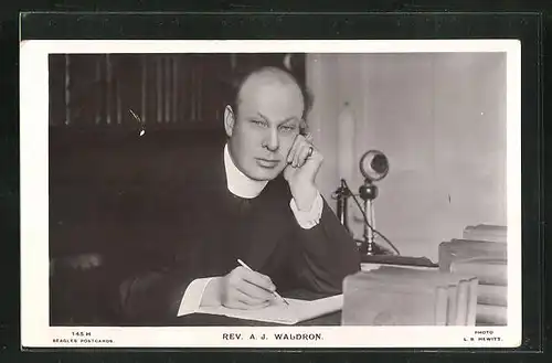 AK Rev A. J. Waldron am Schreibtisch