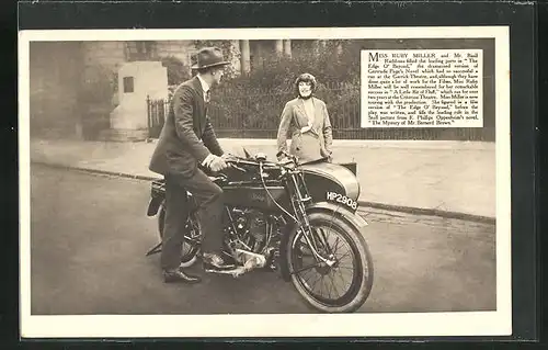 AK Schauspielerin Miss Ruby Miller und Schauspieler Mr. Basil Rathbone auf Motorrad Rudge-Whitworths