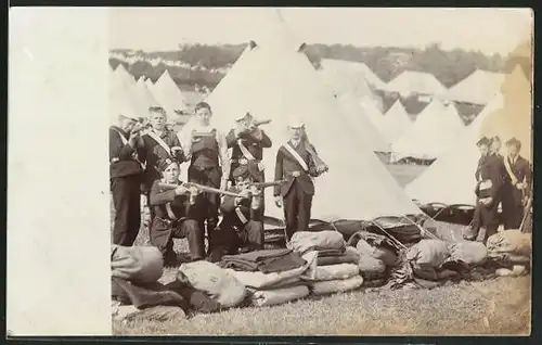 AK Kadetten mit Gewehren vor einem Zeltlager