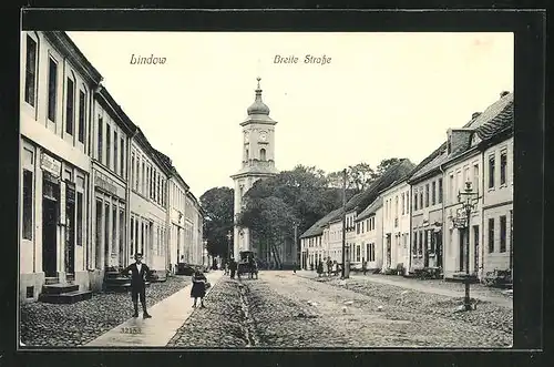 AK Lindow, Breite Strasse mit Blick zur Kirche