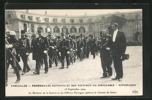 AK Versailles, Funerailles nationales des Victimes du Dirigeable Republique 1909, Le Ministre de la Guerre et Officier
