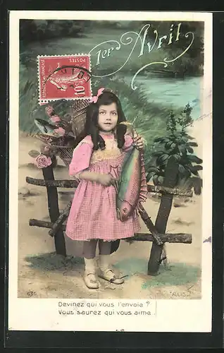 AK Glückwunschkarte 1. April, Mädchen hält grossen Fisch in der Hand