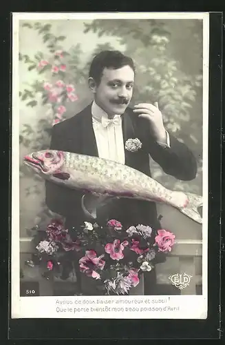AK Mann im eleganten Anzug hält einen grossen Fisch in der Hand, Glückwünsche zum 1. April