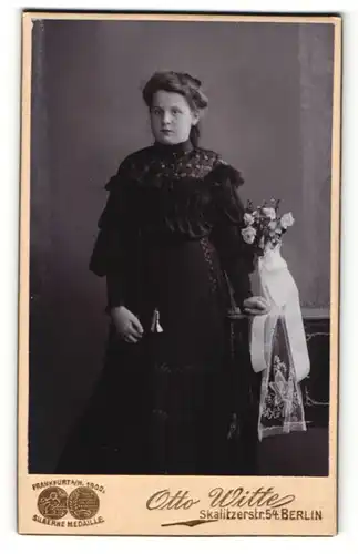 Fotografie Otto Witte, Berlin, Frau im Kleid mit Brautstrauss in der Hand
