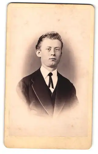 Fotografie Lanzendorf, Altenburg, junger Mann im Anzug mit Bändchen am Hals