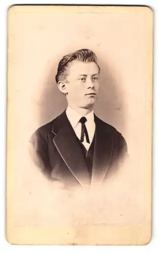 Fotografie Lanzendorf, Altenburg, junger Mann mit Bändchen am Hals