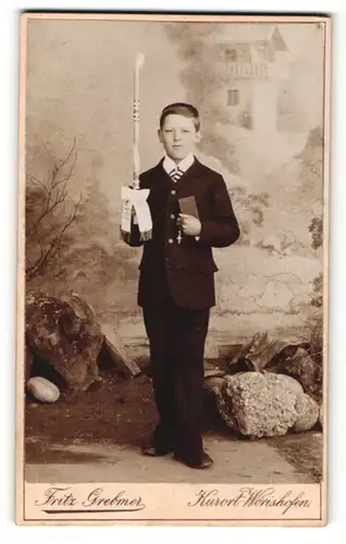 Fotografie Fritz Gebmer, Kurort Wörishofen, Junge im Anzug mit Taufkerze und Bibel in den Händen
