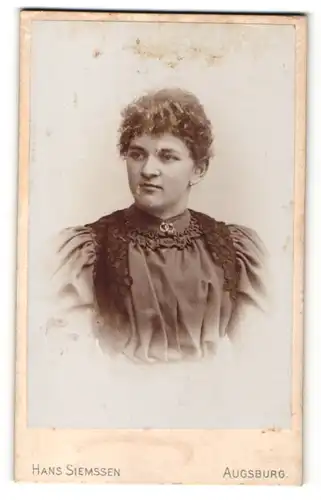 Fotografie Hans Siemssen, Augsburg, Frau im Kleid mit Brosche am Kragen